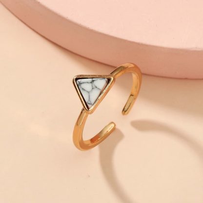 Zlatý prstýnek na nohu s trojúhelníkovým šedým krystalem Tyrkys
