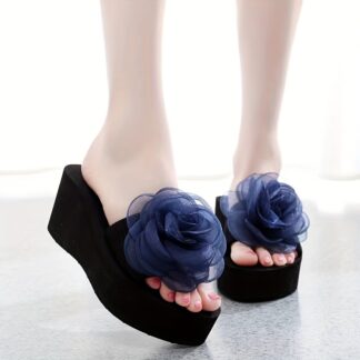 Dámské letní sandály na klínu s dominantní květinou