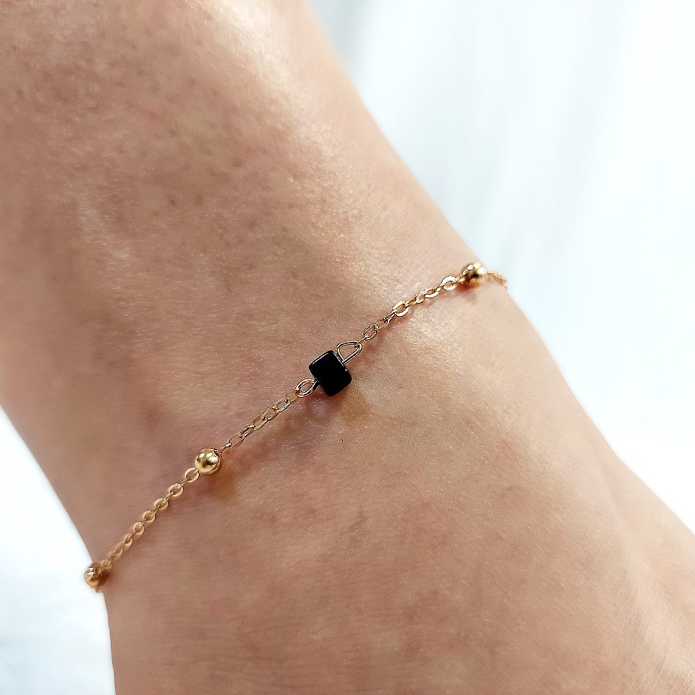 Dámský zlatý řetízkový náramek s černým kamínkem a kuličkami