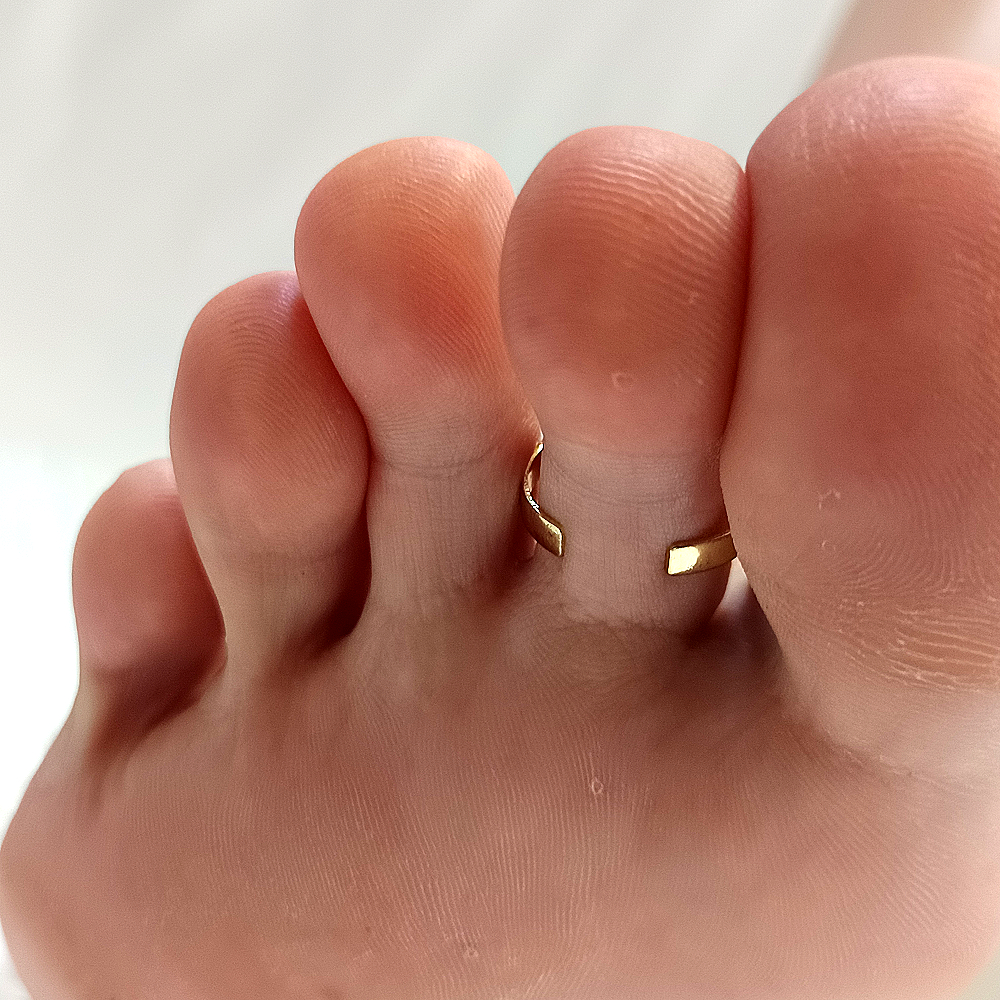 Zlatý prstýnek na nohu – elegantní geometrický štít se dvěma průřezy